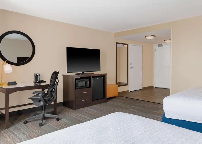 Hampton Inn & Suites Madison Downtown